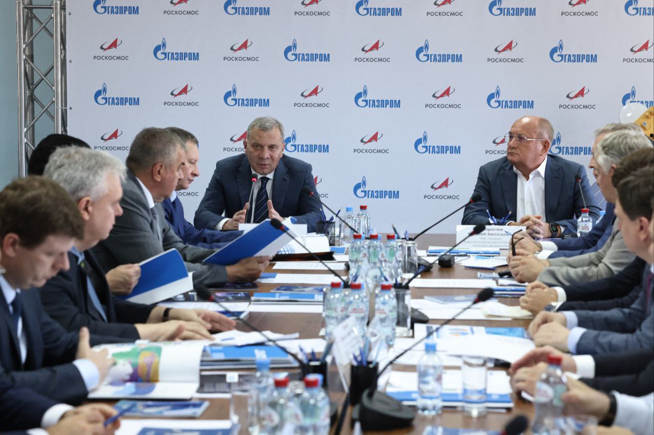 Юрий Борисов отметил необходимость завода для серийного создания многоспутниковых группировок 