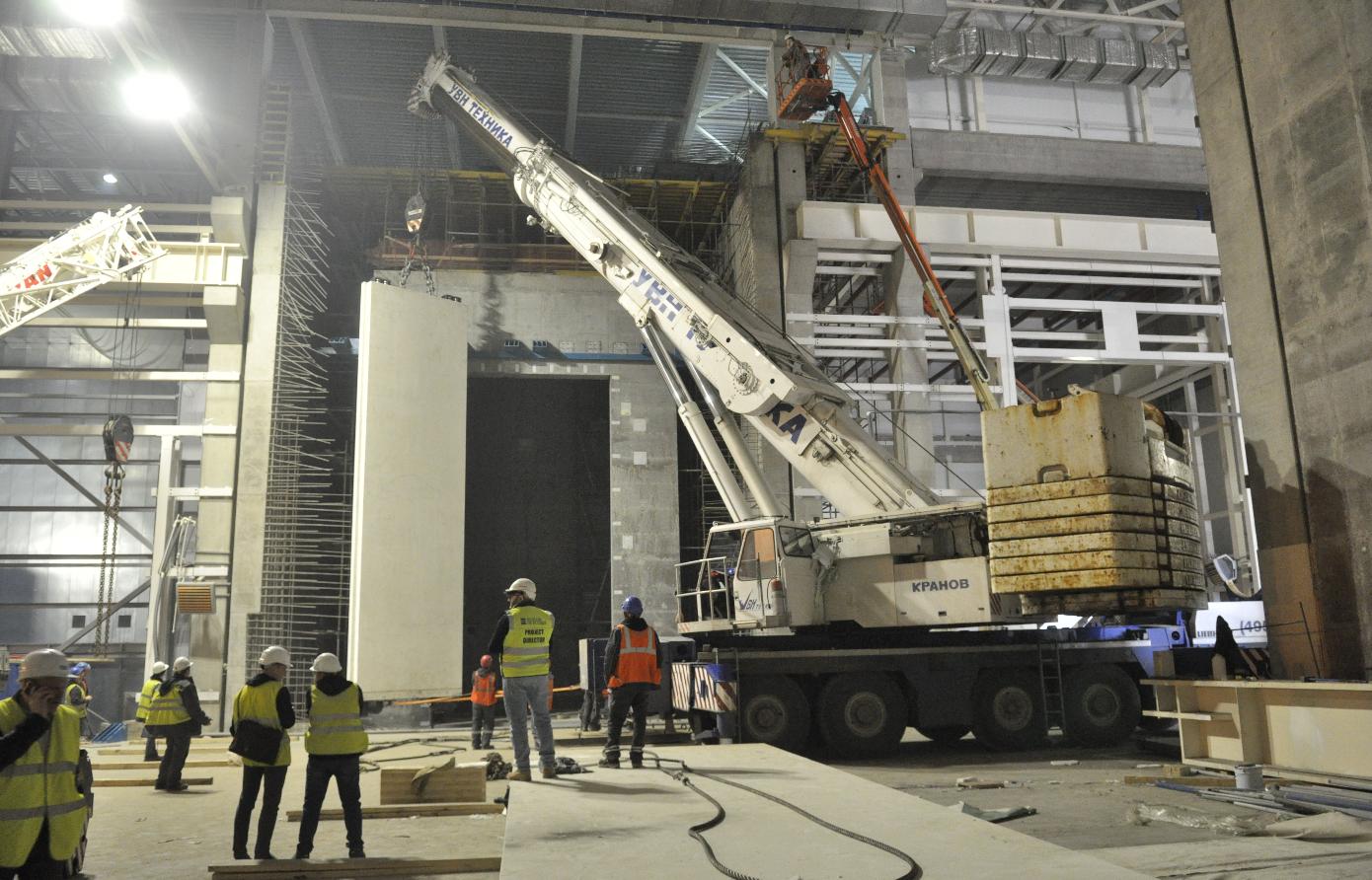 На сборочном производстве космических аппаратов идёт устройство реверберационной акустической камеры